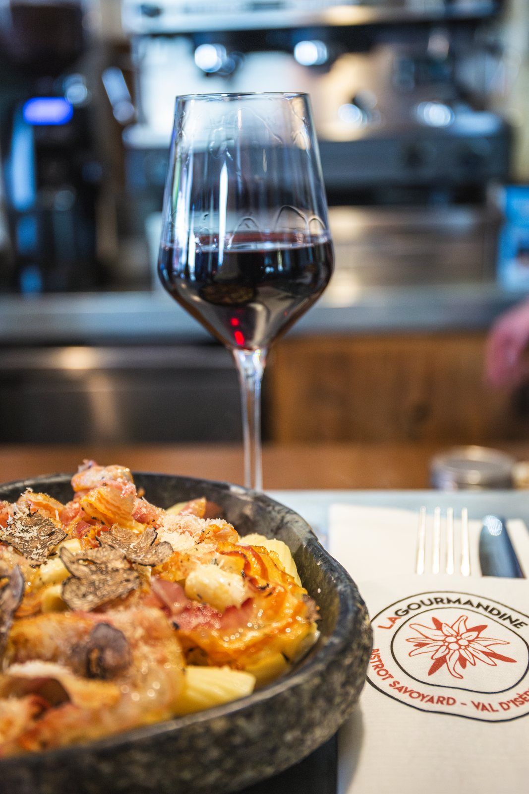 Rigatoni à la truffe et verre de vin rouge au comptoir de La Gourmandine