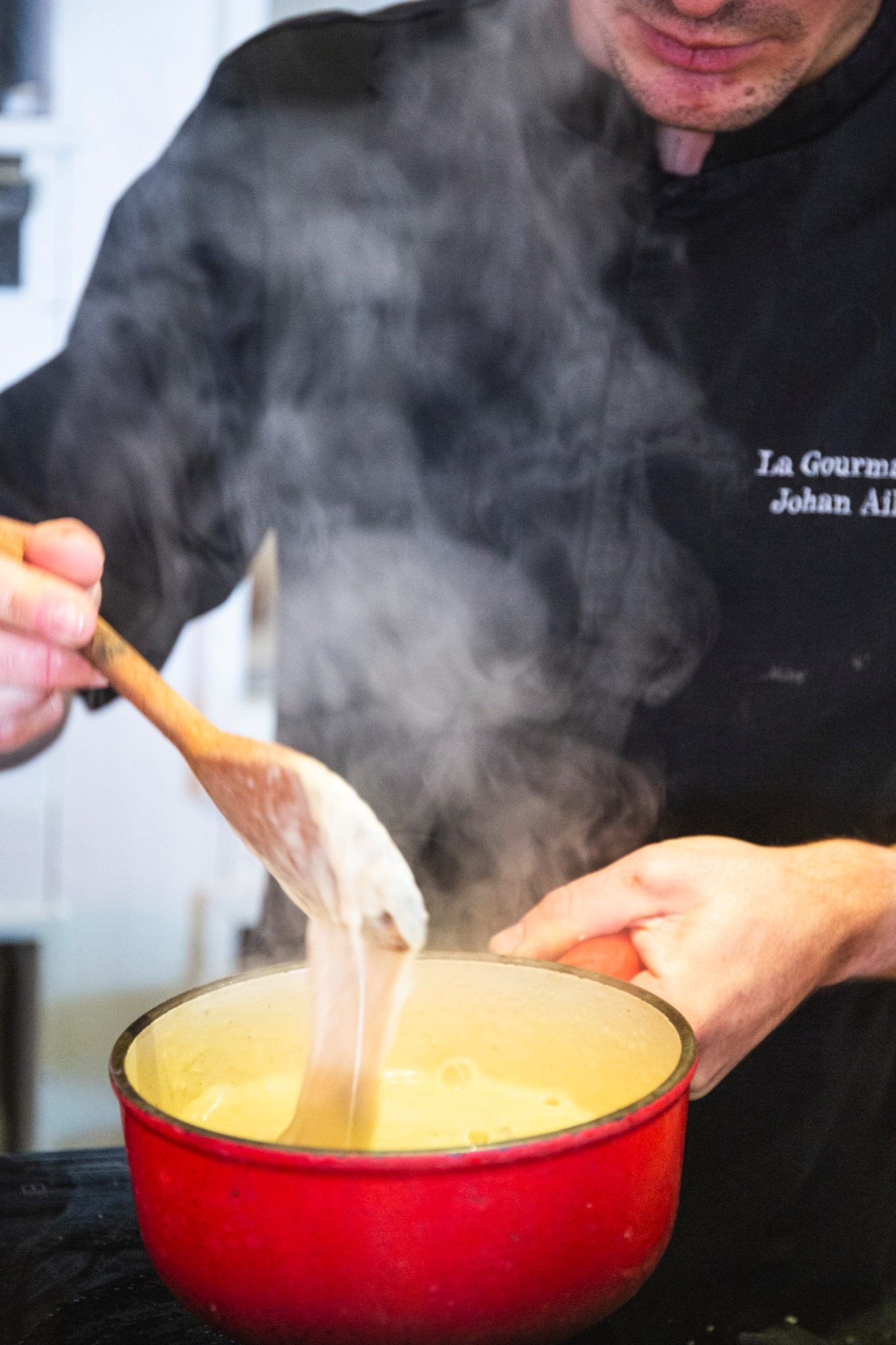Préparation de la fondue maison à La Gourmandine